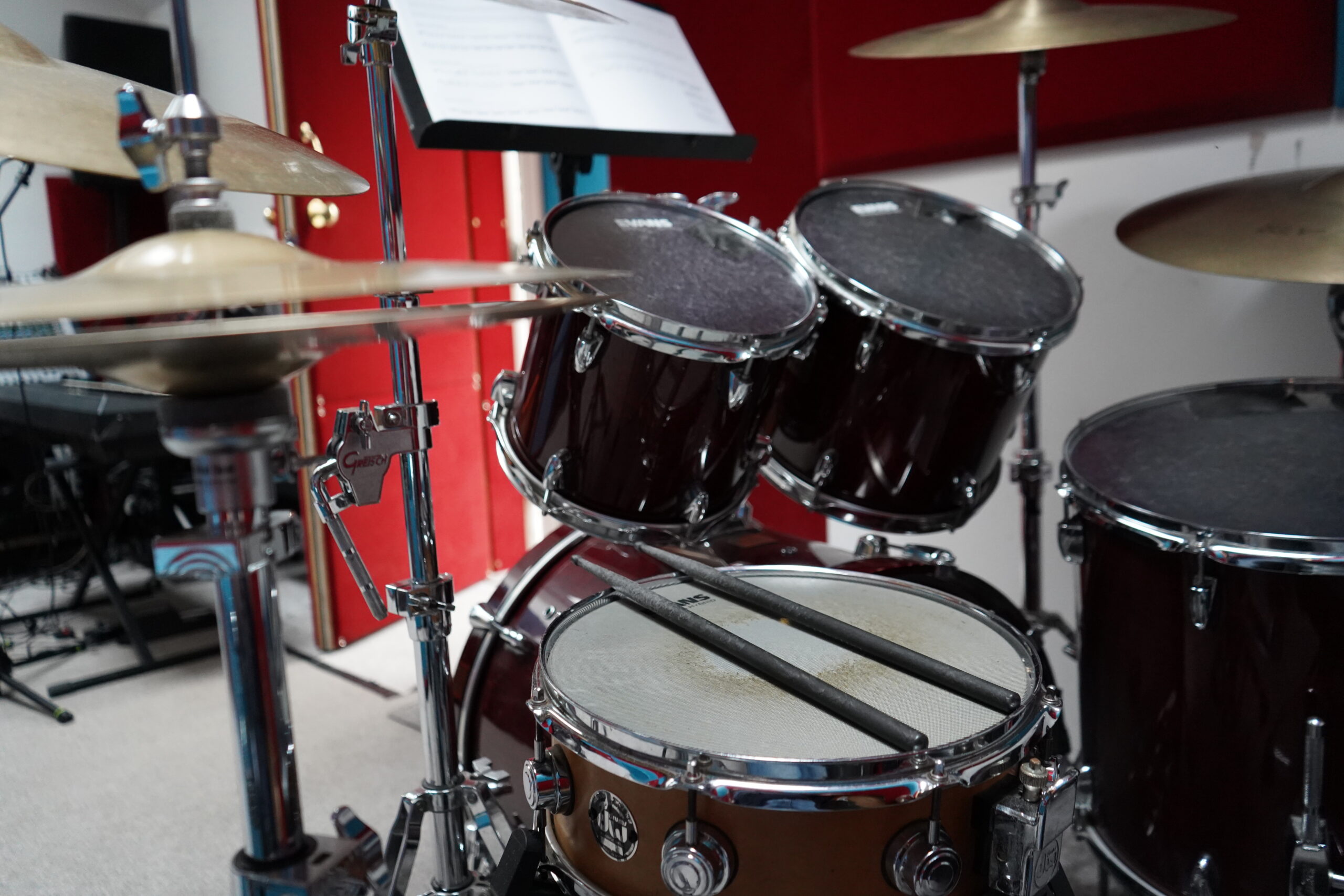 Close-up detail of the Yamaha Custom toms and snare